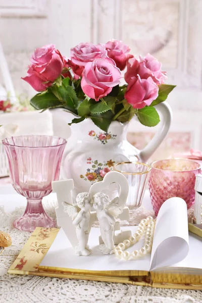 Bukiet Różowych Róż Porcelanowym Dzbanku Stole Wystrojem Miłosnym Eleganckim Zeszytem — Zdjęcie stockowe