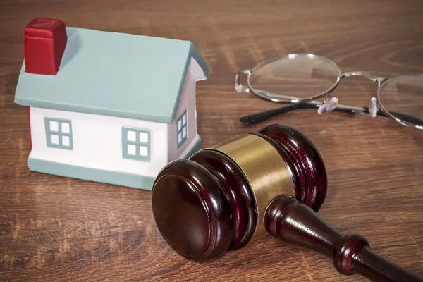 Gavel on the table — Stock Photo, Image