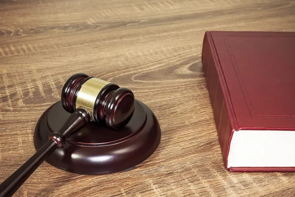 Judge gavel and old books — Stock Photo, Image