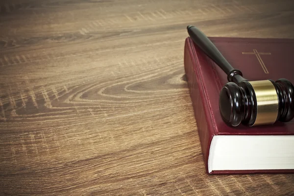 Rechter hamer en oude boeken Stockfoto