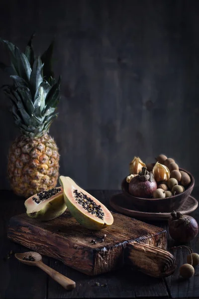 Ananas und Papaya auf Holzbrett — Stockfoto