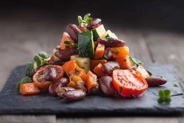 Salada vegan caseira com feijão — Fotografia de Stock