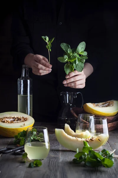 Person bereitet Melonenlimonade zu — Stockfoto