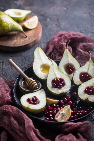 Frische in Scheiben geschnittene Birnen mit Preiselbeeren — Stockfoto