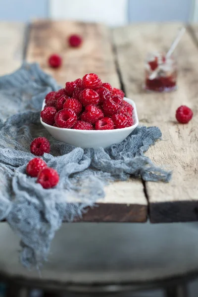 Framboesas doces vermelhas na tigela — Fotografia de Stock