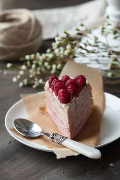 Tort malinowy z białą czekoladą — Zdjęcie stockowe