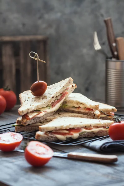 Sándwiches sabrosos con tomates cherry —  Fotos de Stock