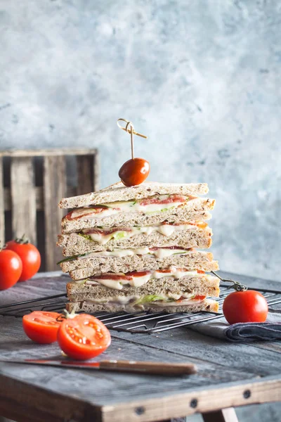 Sándwich sabroso con tomates cherry —  Fotos de Stock