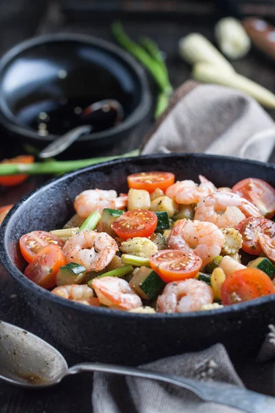 Camarones a la parrilla con espárragos y tomates —  Fotos de Stock