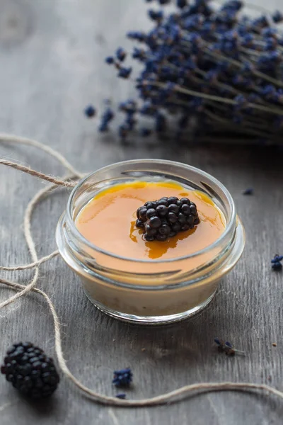 Lavendeljoghurt mit Maulbeere — Stockfoto