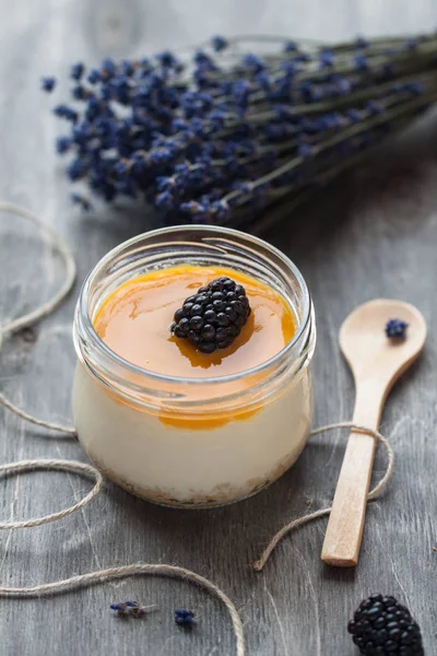 Yogurt alla lavanda con gelso — Foto Stock