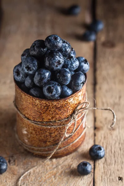 Frische Blaubeeren im alten Rostglas — Stockfoto