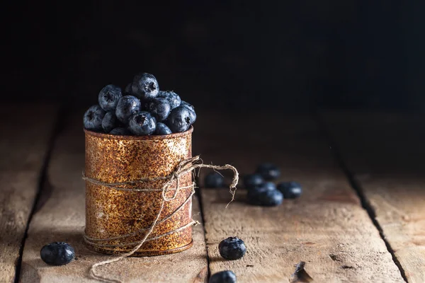 Bleuets frais dans le vieux pot de rouille — Photo