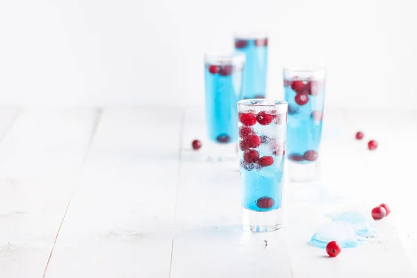 Coquetéis frios com licor de curaçao azul — Fotografia de Stock