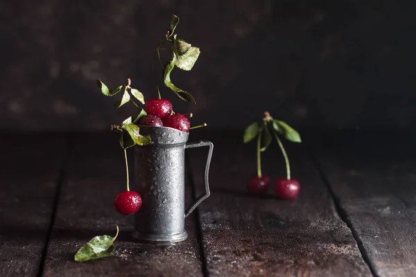 Cereja fresca com gotas e folhas — Fotografia de Stock