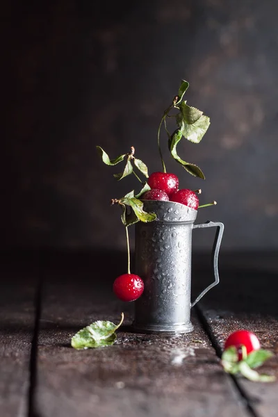 Cereja fresca com gotas e folhas — Fotografia de Stock