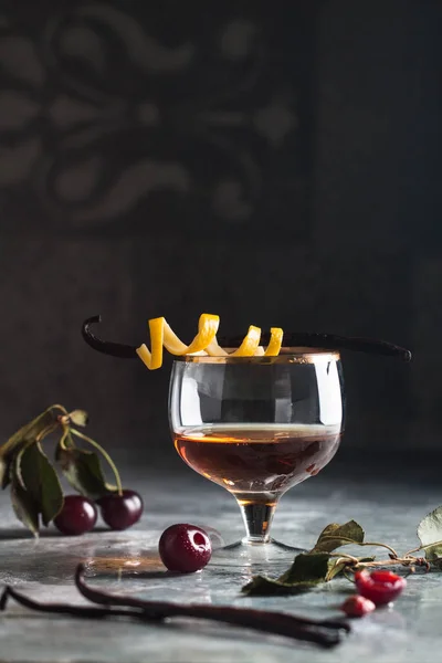 Kirschcognac im Glas — Stockfoto