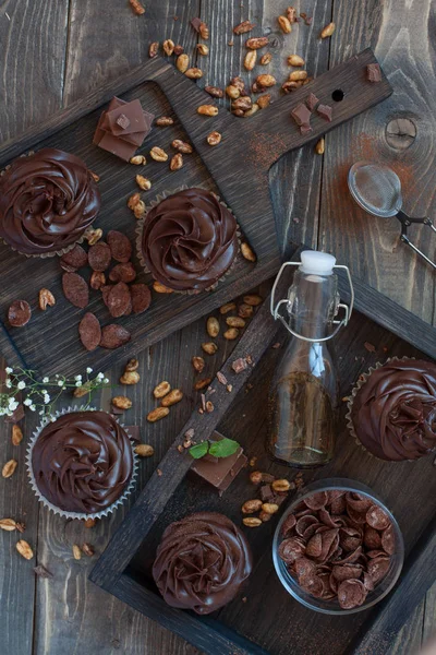 A fából készült asztal chokolate Muffin — Stock Fotó