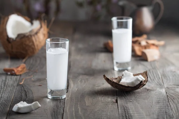 Алкоголь Coconut Liqueur — стоковое фото