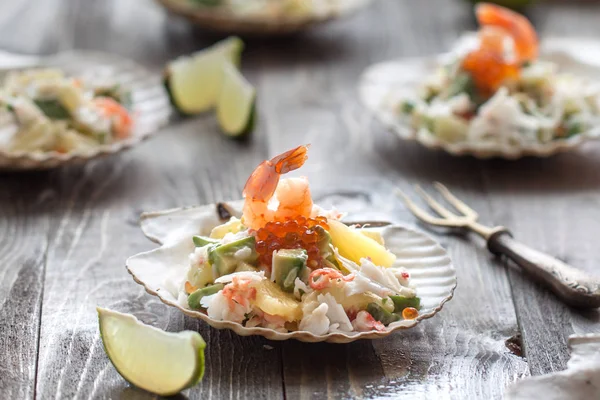 Salada mediterrânea com caranguejo rei — Fotografia de Stock