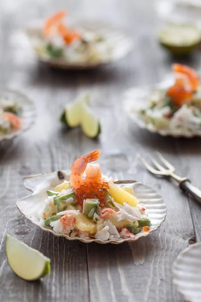 Salada mediterrânea com caranguejo rei — Fotografia de Stock