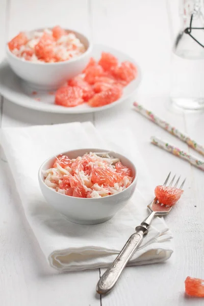 Salada deliciosa com caranguejo rei e toranja — Fotografia de Stock