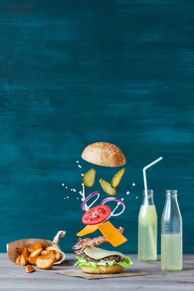 Вкусный бургер, картошка фри и лимонад — стоковое фото