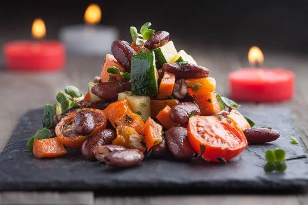 Salada vegan caseira com feijão — Fotografia de Stock