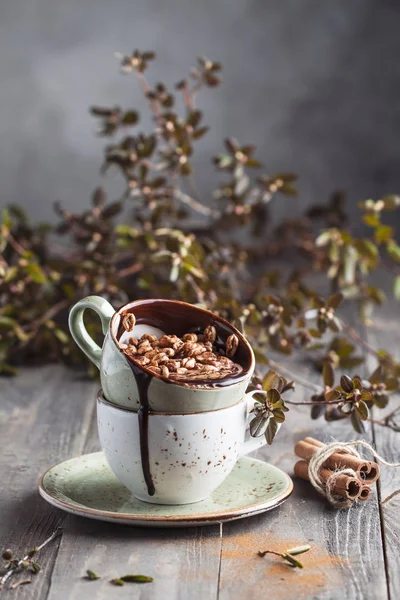 Горячий шоколад в чашках — стоковое фото