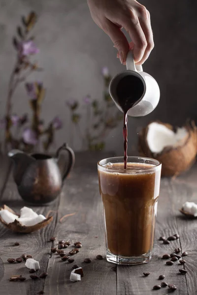 Gorąca kawa z mlekiem kokosowym — Zdjęcie stockowe
