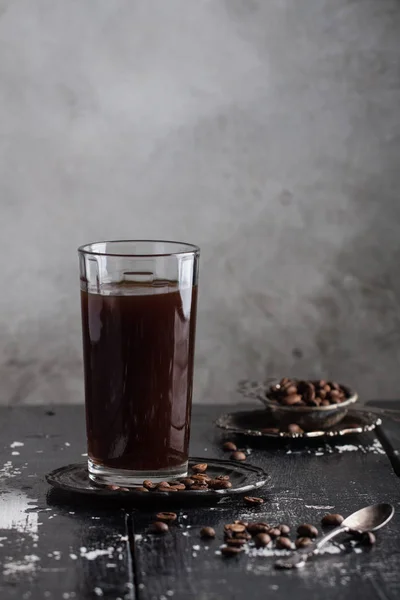 Iskaffe i det høye glasset – stockfoto