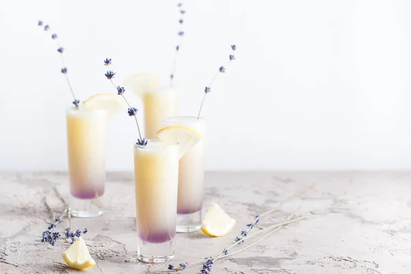 Lavender lemonade with fresh lemon juice — Stock Photo, Image