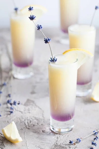 Limonada de lavanda com suco de limão fresco — Fotografia de Stock