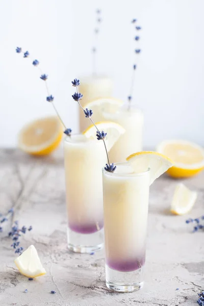 Limonada de lavanda com suco de limão fresco — Fotografia de Stock