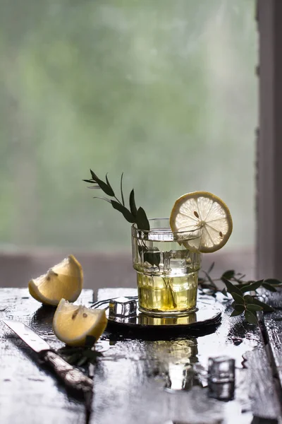 Limonada feita de limões com gelo — Fotografia de Stock