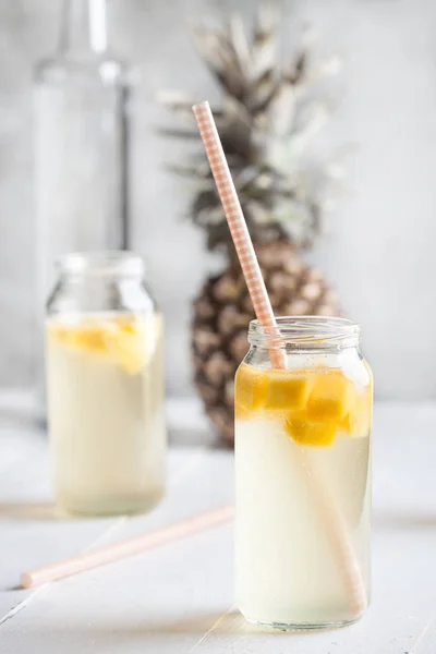 Hemlagad färsk saft med ananas och mango — Stockfoto