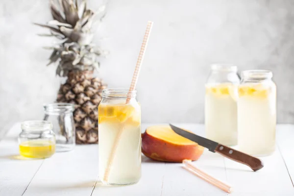 Limonada fresca caseira com abacaxi e manga — Fotografia de Stock