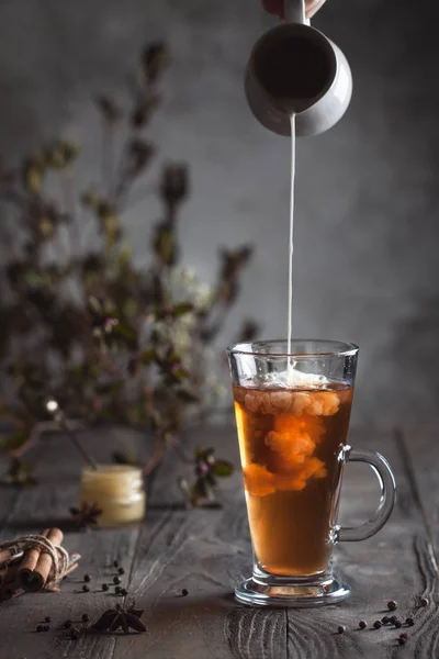 Derramando leite no chá de Masala — Fotografia de Stock