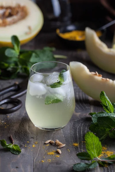 Домашний лимонад с сочной дыней — стоковое фото