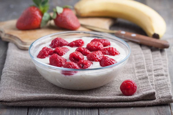 Aveia Vegan com iogurte natural, banana, framboesa e morango — Fotografia de Stock