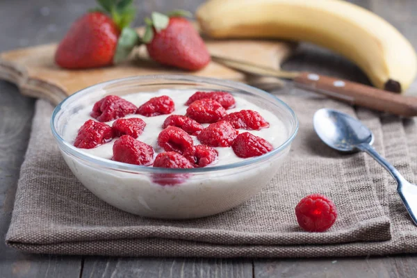 Veganská ovesné vločky s přírodní jogurt, banán, Malina a jahoda — Stock fotografie