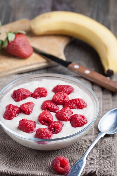 Aveia Vegan com iogurte natural, banana, framboesa e morango — Fotografia de Stock