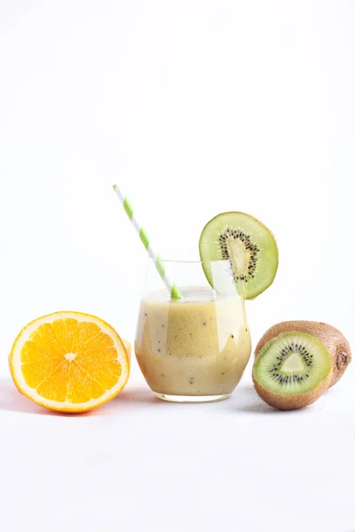 Batido con naranja, kiwi y plátano —  Fotos de Stock