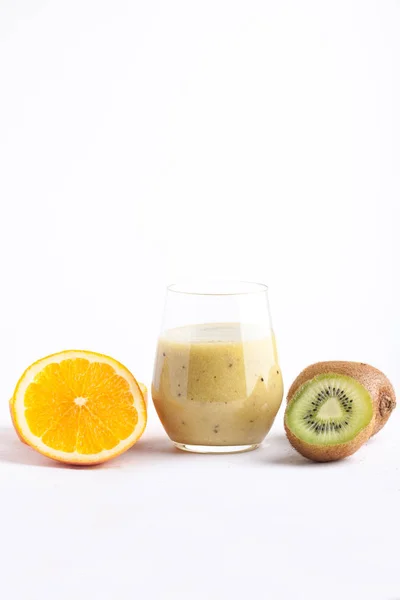 Batido con naranja, kiwi y plátano —  Fotos de Stock