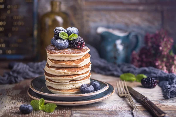Homemade pancakes with berries — Stock Photo, Image