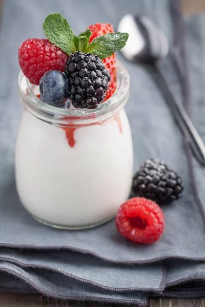 Panna Cotta fatta in casa con bacche — Foto Stock