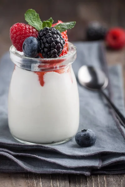 Panna Cotta fatta in casa con bacche — Foto Stock