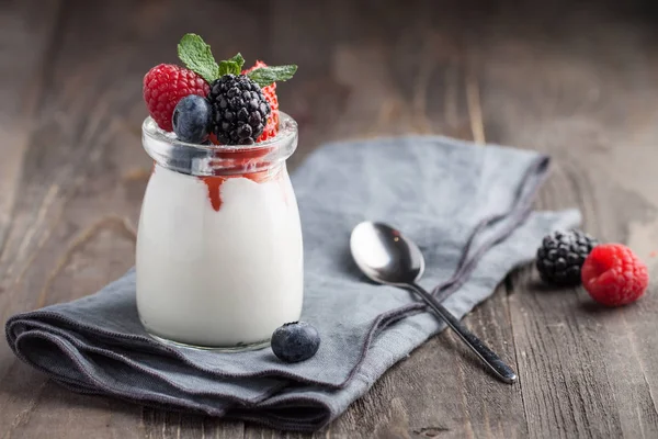 Panna Cotta fatta in casa con bacche — Foto Stock