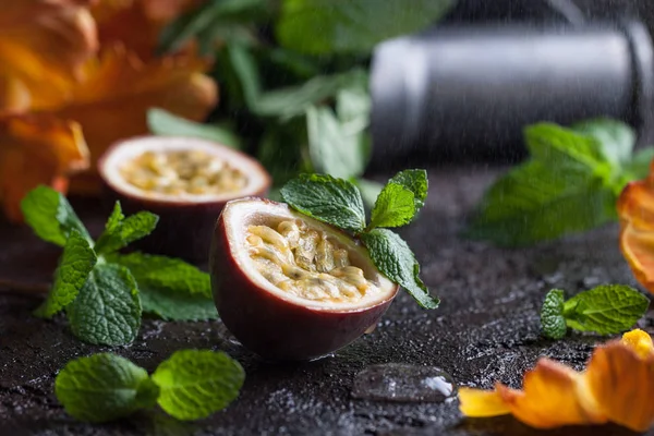 Frische Passionsfrucht mit Minze auf nassem Steintisch — Stockfoto