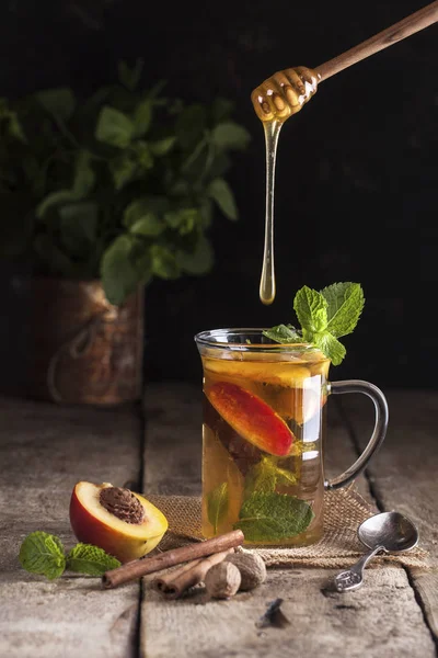 Персиковый чай с медом — стоковое фото